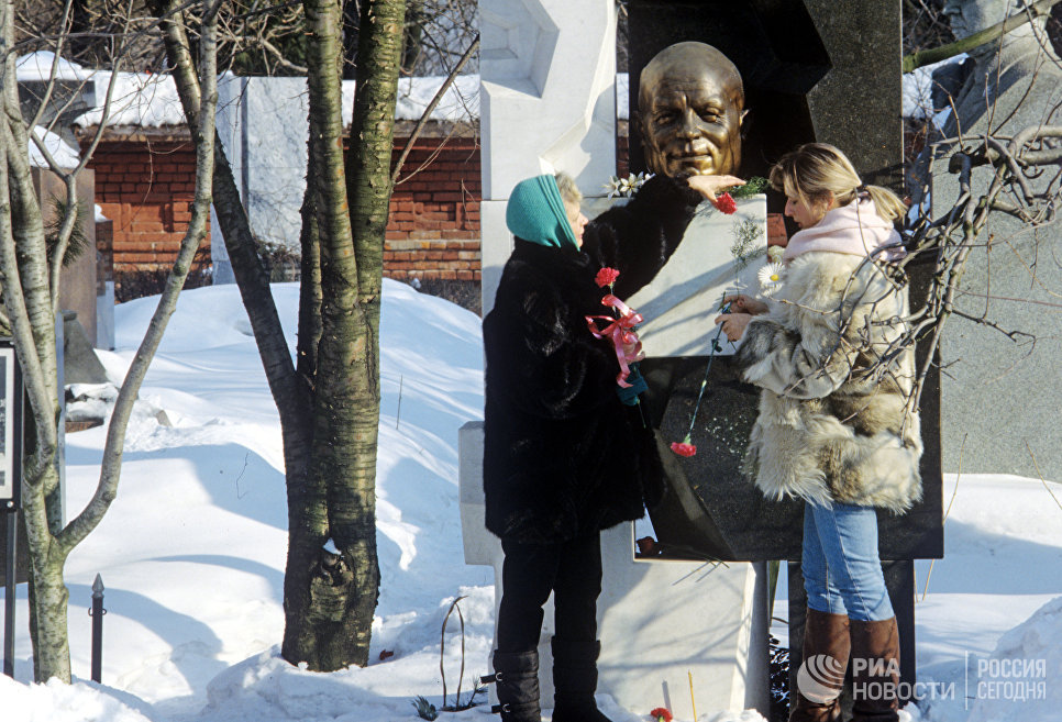 Юлия Хрущева на Новодевичьем кладбище Юлия Хрущева на Новодевичьем кладбище