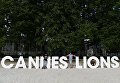 Посетители фестиваля-показа Каннские львы в Москве фотографируются на фоне инсталляции Cannes Lions Посетители фестиваля-показа Каннские львы в Москве фотографируются на фоне инсталляции Cannes Lions