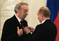Артист кино, кинорежиссер Алексей Баталов и президент России Владимир Путин на церемонии вручения Государственных премий в Кремле Артист кино, кинорежиссер Алексей Баталов и президент России Владимир Путин на церемонии вручения Государственных премий в Кремле