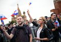 Зрители во время праздничного концерта, посвященного Дню России, на Красной площади Зрители во время праздничного концерта, посвященного Дню России, на Красной площади