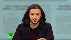 Ведущий RT America комик Ли Кэмп Ведущий RT America комик Ли Кэмп