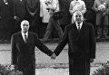 Президент Франции Франсуа Миттеран и канцлер Германии Гельмут Коль. 1984 год Президент Франции Франсуа Миттеран и канцлер Германии Гельмут Коль. 1984 год