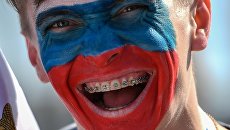 Российский болельщик перед матчем-открытия Кубка конфедераций-2017 у стадиона Санкт-Петербург Арена Российский болельщик перед матчем-открытия Кубка конфедераций-2017 у стадиона Санкт-Петербург Арена