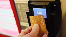Автомат продажи проездных билетов с терминалом для оплаты банковскими картами. Архивное фото Автомат продажи проездных билетов с терминалом для оплаты банковскими картами. Архивное фото