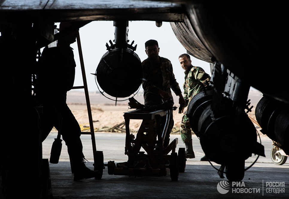 Военнослужащие сирийской армии готовят к вылету самолет СУ-22 на базе Военно-воздушных сил Сирии в провинции Хомс Военнослужащие сирийской армии готовят к вылету самолет СУ-22 на базе Военно-воздушных сил Сирии в провинции Хомс