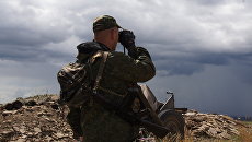 Военнослужащий Народной милиции ЛНР на позициях у линии соприкосновения в Донбассе. Архивное фото Военнослужащий Народной милиции ЛНР на позициях у линии соприкосновения в Донбассе. Архивное фото