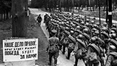 Колонны бойцов движутся на фронт. Москва. 23 июня 1941. Архивное фото Колонны бойцов движутся на фронт. Москва. 23 июня 1941. Архивное фото