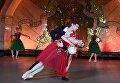 Артисты Кремлёвского балета во время показа фрагментов из лучших спектаклей театра в рамках представления Ночь русского балета на платформе станции московского метрополитена Новослободская Артисты Кремлёвского балета во время показа фрагментов из лучших спектаклей театра в рамках представления Ночь русского балета на платформе станции московского метрополитена Новослободская