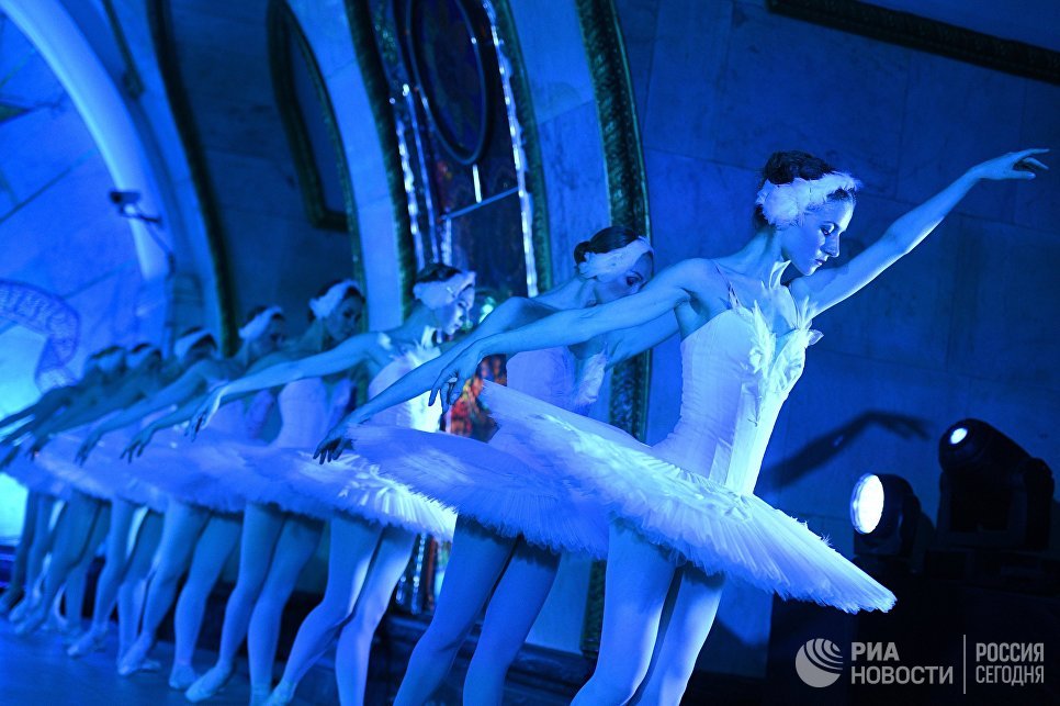 Артисты Кремлёвского балета во время показа фрагментов из лучших спектаклей театра в рамках представления Ночь русского балета на платформе станции московского метрополитена Новослободская Артисты Кремлёвского балета во время показа фрагментов из лучших спектаклей театра в рамках представления Ночь русского балета на платформе станции московского метрополитена Новослободская