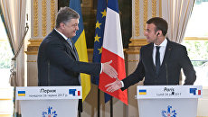 Президент Франции Эммануэль Макрон и президент Украины Петр Порошенко во время встречи в Париже Президент Франции Эммануэль Макрон и президент Украины Петр Порошенко во время встречи в Париже