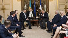 Президент Украины Петр Порошенко во время встречи с французскими сенаторами. 26 июня 2017 Президент Украины Петр Порошенко во время встречи с французскими сенаторами. 26 июня 2017