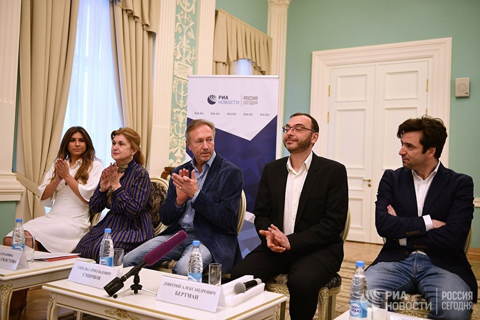 Оливер Диаз, Дмитрий Бертман, Эдвальд Смирнов перед показом оперы Джузеппе Верди Трубадур в Геликон-опере Оливер Диаз, Дмитрий Бертман, Эдвальд Смирнов перед показом оперы Джузеппе Верди Трубадур в Геликон-опере