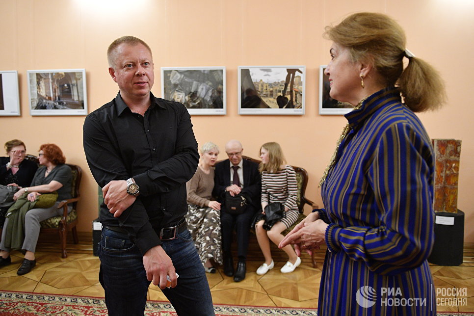 Специальный фотокорреспондент МИА Россия сегодня Валерий Мельников на открытии фотовыставки Война и… мiръ? в фойе Зимина Московского музыкального театра Геликон-опера Специальный фотокорреспондент МИА Россия сегодня Валерий Мельников на открытии фотовыставки Война и… мiръ? в фойе Зимина Московского музыкального театра Геликон-опера