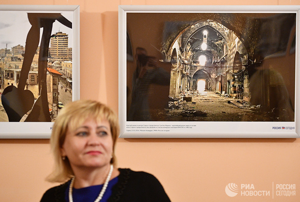 Посетитель на открытии фотовыставки Война и… мiръ? в фойе Зимина Московского музыкального театра Геликон-опера Посетитель на открытии фотовыставки Война и… мiръ? в фойе Зимина Московского музыкального театра Геликон-опера