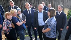 Владимир Путин во время посещения аварийного жилья семьи Анастасии Вотинцевой в Ижевске. 27 июня 2017 Владимир Путин во время посещения аварийного жилья семьи Анастасии Вотинцевой в Ижевске. 27 июня 2017