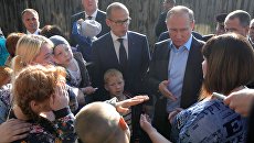 23 июня 2017. Президент РФ Владимир Путин общается с жителями во время посещения аварийного жилья семьи Анастасии Вотинцевой в Ижевске. В центре - временно исполняющим обязанности главы Удмуртии Александр Бречалов. Архивное фото 23 июня 2017. Президент РФ Владимир Путин общается с жителями во время посещения аварийного жилья семьи Анастасии Вотинцевой в Ижевске. В центре - временно исполняющим обязанности главы Удмуртии Александр Бречалов. Архивное фото