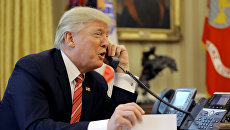 Президент США Дональд Трамп во время телефонного разговора с премьер-министром Ирландии Лео Варадкаром. 28 июня 2017 Президент США Дональд Трамп во время телефонного разговора с премьер-министром Ирландии Лео Варадкаром. 28 июня 2017