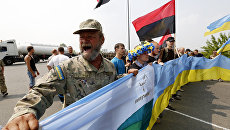Украинские активисты блокируют движение крестного хода в Борисполе. Архивное фото Украинские активисты блокируют движение крестного хода в Борисполе. Архивное фото