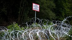 Колючая проволока на границе Венгрии и Хорватии. Архивное фото Колючая проволока на границе Венгрии и Хорватии. Архивное фото