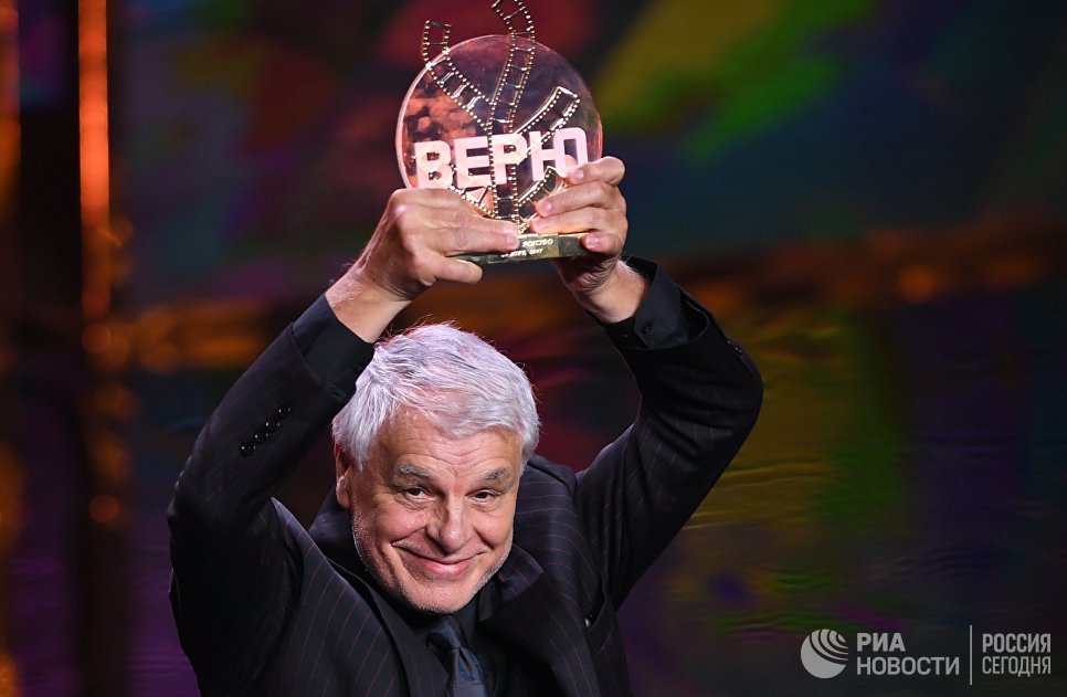 Итальянский актер Микеле Плачидо, получивший почетную премию имени Станиславского Верю, на церемонии закрытия 39-го Московского международного кинофестиваля Итальянский актер Микеле Плачидо, получивший почетную премию имени Станиславского Верю, на церемонии закрытия 39-го Московского международного кинофестиваля