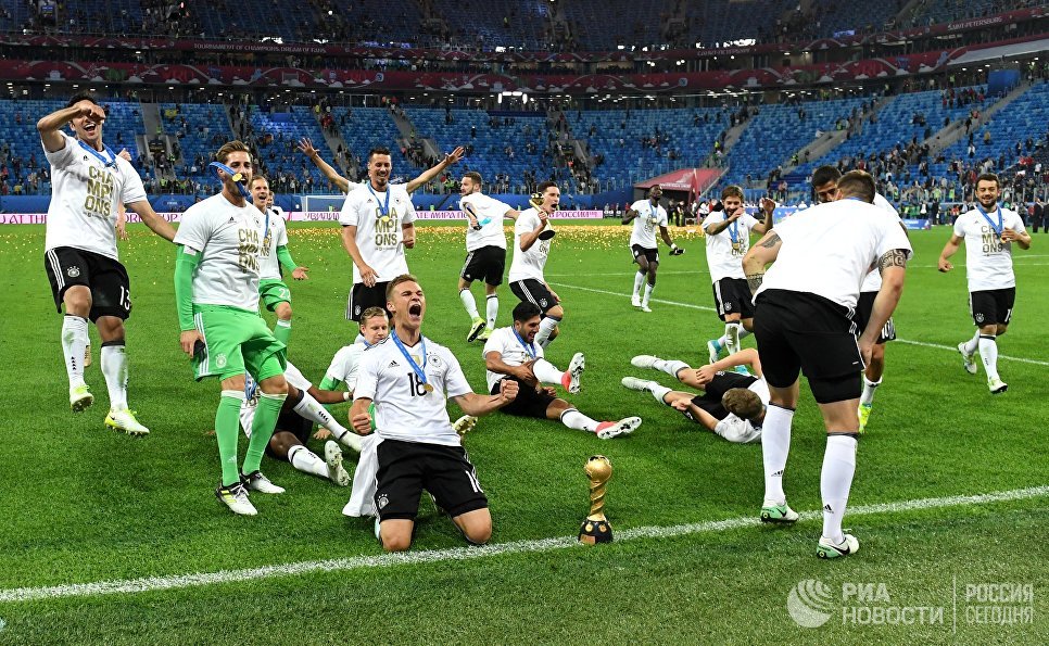 Игроки сборной Германии - победители Кубка конфедераций-2017 на церемонии награждения после окончания финального матча Кубка конфедераций-2017 по футболу между сборными Чили и Германии Игроки сборной Германии - победители Кубка конфедераций-2017 на церемонии награждения после окончания финального матча Кубка конфедераций-2017 по футболу между сборными Чили и Германии