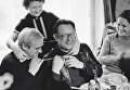 Писатели Даниил Гранин (слева), Алесь Адамович (справа) и одна из героинь книги Евгения Строганова (в центре) Писатели Даниил Гранин (слева), Алесь Адамович (справа) и одна из героинь книги Евгения Строганова (в центре)