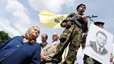 Активисты националистической партии УНА-УНСО с портретом Романа Шухевича. 2009 Активисты националистической партии УНА-УНСО с портретом Романа Шухевича. 2009