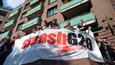 Участники акции протеста в преддверии саммита G20 в Гамбурге Участники акции протеста в преддверии саммита G20 в Гамбурге