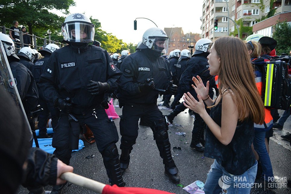 Сотрудники правоохранительных органов во время акции протеста в преддверии саммита G20 в Гамбурге