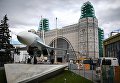 Истребитель Су-27 возле павильона № 32 Космос во время проведения работ по реконструкции ВДНХ Истребитель Су-27 возле павильона № 32 Космос во время проведения работ по реконструкции ВДНХ