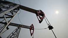 Нефтяной станок-качалка. Архивное фото Нефтяной станок-качалка. Архивное фото