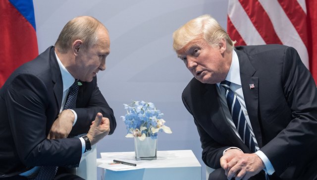 Президент РФ Владимир Путин и президент США Дональд Трамп (справа) во время беседы на полях саммита лидеров Группы двадцати G20 в Гамбурге. Архивное фото