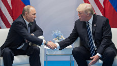 Президент РФ В. Путин и президент США Д. Трамп. Архивное фото Президент РФ В. Путин и президент США Д. Трамп. Архивное фото
