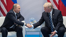 Президент России Владимир Путин и президент США Дональд Трамп во время встречи на саммите G20 в Гамбурге. 7 июля 2017 Президент России Владимир Путин и президент США Дональд Трамп во время встречи на саммите G20 в Гамбурге. 7 июля 2017