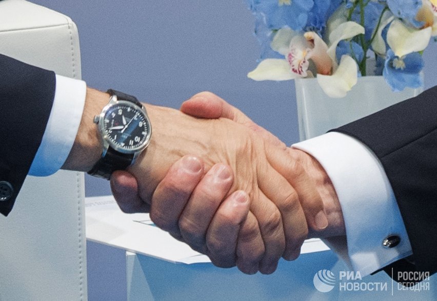 Рукопожатие президента РФ Владимира Путина и президента США Дональда Трампа во время беседы на полях саммита лидеров Группы двадцати G20 в Гамбурге. 7 июля 2017