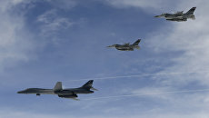 Cтратегический бомбардировщик B-1B Lancer ВВС США и пара истребителей Южной Кореи F-15 над Корейским полуостровом. Архивное фото Cтратегический бомбардировщик B-1B Lancer ВВС США и пара истребителей Южной Кореи F-15 над Корейским полуостровом. Архивное фото