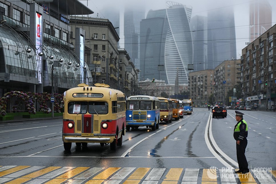 Колонна раритетных автобусов во время парада ретротехники, приуроченного к празднованию Дня московского транспорта. 8 июля 2017 Колонна раритетных автобусов во время парада ретротехники, приуроченного к празднованию Дня московского транспорта. 8 июля 2017