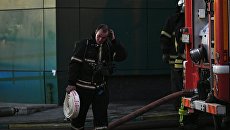 Сотрудник противопожарной службы во время тушения пожара в здании торгового центра РИО на Дмитровском шоссе в Москве Сотрудник противопожарной службы во время тушения пожара в здании торгового центра РИО на Дмитровском шоссе в Москве