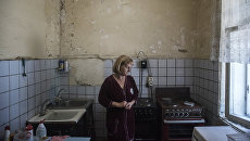 Женщина на кухне в коммунальной квартире Женщина на кухне в коммунальной квартире