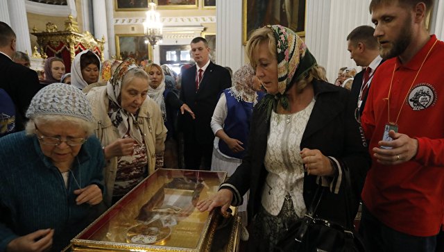 Верующие у ковчега с мощами святителя Николая Чудотворца в Свято-Троицком соборе Александро-Невской лавры