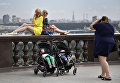 Девушки фотографируются на смотровой площадке на Воробьевых горах в Москве Девушки фотографируются на смотровой площадке на Воробьевых горах в Москве