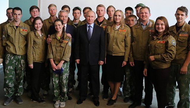Президент РФ Владимир Путин во время встречи с участниками студенческого стройотряда в строящейся школе поселка Дубовое Белгородской области. 14 июля 2017
