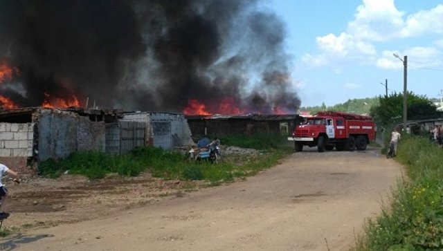 В поселке в Удмуртии пламенеют шестьдесят хозпостроек и гаражей В поселке в Удмуртии пламенеют шестьдесят хозпостроек и гаражей
