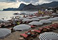 Отдыхающие на пляже в Судаке Отдыхающие на пляже в Судаке