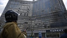 Сотрудники противопожарной службы на тушении возгорания в высотном здании на улице Новый Арбат в Москве. 18 июля 2017 Сотрудники противопожарной службы на тушении возгорания в высотном здании на улице Новый Арбат в Москве. 18 июля 2017