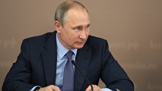Владимир Путин в ходе рабочей поездки в Йошкар-Олу во время заседания Совета по межнациональным отношениям. 20 июля 2017 Владимир Путин в ходе рабочей поездки в Йошкар-Олу во время заседания Совета по межнациональным отношениям. 20 июля 2017