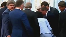 Глава Погранслужбы Украины упал в обморок во время выступления Лукашенко. Стоп-кадр видео Глава Погранслужбы Украины упал в обморок во время выступления Лукашенко. Стоп-кадр видео