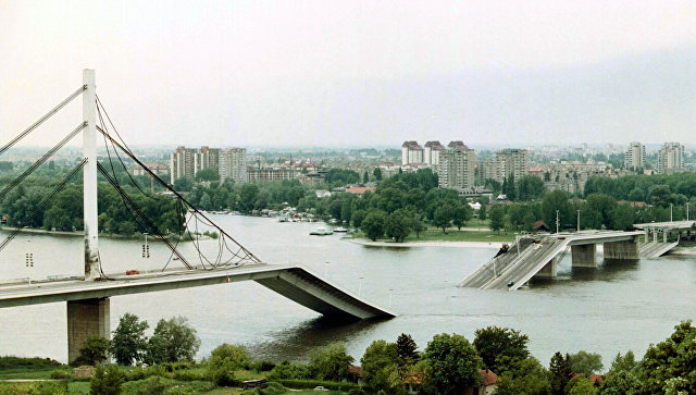 Разрушенный в результате авиаударов НАТО мост в городе Нови-Сад, Югославия. Май 1999