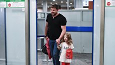 Житель Саратовской области Сергей Уханов с дочерью Лизой в аэропорту Москвы. 26 июля 2017 Житель Саратовской области Сергей Уханов с дочерью Лизой в аэропорту Москвы. 26 июля 2017