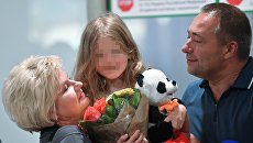 Бывший свекр Светланы Ухановой Валерий Уханов с внучкой Лизой в аэропорту Москвы. 26 июля 2017 Бывший свекр Светланы Ухановой Валерий Уханов с внучкой Лизой в аэропорту Москвы. 26 июля 2017